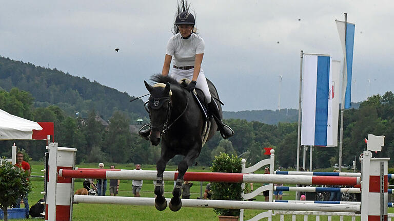 Rakoczy-Reitturnier beim RV Bad Kissingen       -  Triumphierte bei beiden S-Springen und entschied insgesamt fünf Prüfungen beim Rakoczy-Reitturnier: Amke Stroman vom RFV  Richelsdorf.