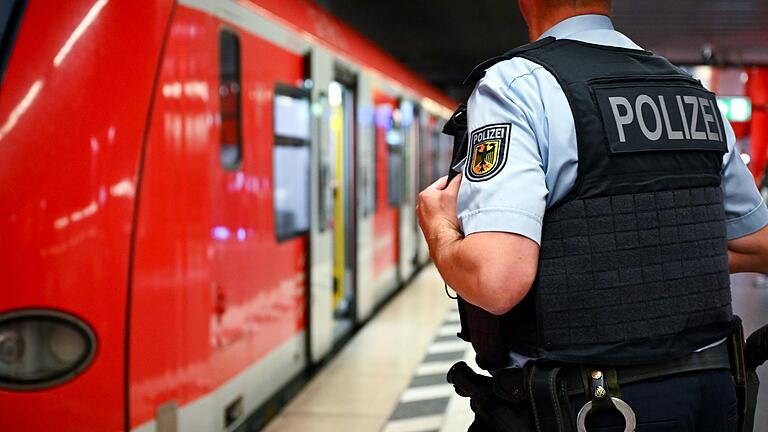 Bundespolizei am Münchner Hauptbhanhof       -  In München ist ein Mann von einer S-Bahn mitgeschleift worden. Jetzt sucht die Polizei nach ihm. (Symbolbild)