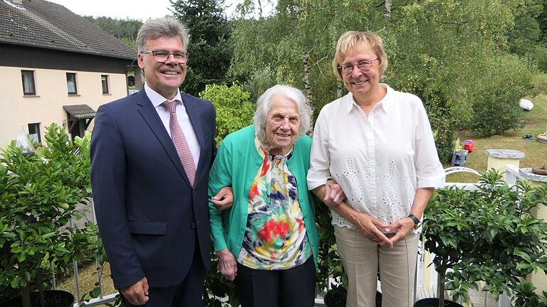 Ihren 100. Geburtstag feierte Hildegard Bergmann aus Oberschleichach. Dazu gratulierten auch Bürgermeister Thomas Sechser und die stellvertretende Landrätin Birgit Bayer. 