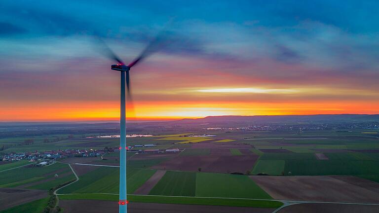 Das WK 21 bei Brünnstadt ist das einzige der derzeit fünf ausgewiesenen Windkraft-Gebiete im Umkreis von Gerolzhofen, in denen Windräder stehen. Das Bild zeigt eine der dort drei Windenergieanlagen.