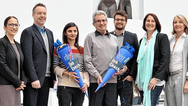 Zur offiziellen Begrüßung gab es Schultüten für die ersten beiden IntegrAIDE-Job-Coaches Sozdar Özmen (3.v.l.)  und Dieter Rohleder (4.v.l) - außerdem von links nach rechts im Bild: Sozialreferentin Hülya Düber, Professor Richard Pibernik, integrAIDE-Gründer Joscha Riemann sowie Claudia Hahn und Britta Balling von Standpunkt e.V.