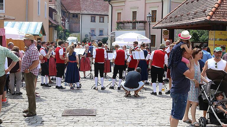 Der Musikverein sorgte in der Nikolaus-Müller-Straße für Schwung