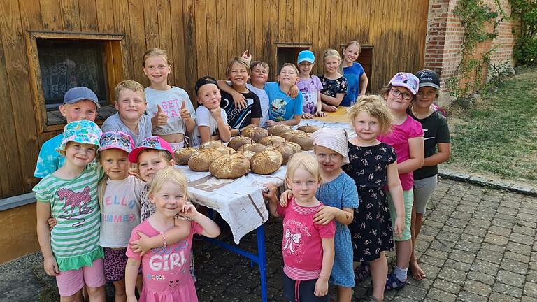 Brotbacken beim Ferienspaß.