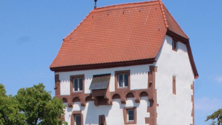 Neubrunner Frauen wurden in der Zeit des Fürstbischofs Julius Echter der Hexerei bezichtigt und angeklagt (im Bild das Neubrunner Torhaus).