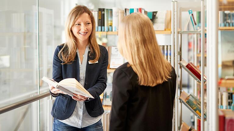 Die Bibliotheksleitung Sylvia Büttner im Beratungsgespräch. Die Bibliotheksleitung Sylvia Büttner im Beratungsgespräch.