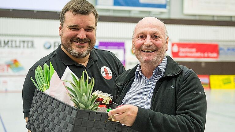 Staffelstabübergabe im HSC-Vorstand - Gut zehn Jahre lang hat Dieter Schulz (rechts) als Vorsitzender die Geschicke des Handball-Sport-Club Bad Neustadt e. V. geleitet. Wie bereits berichtet, stellte sich Schulz bei der Jahreshauptversammlungs des Klubs in der vergangenen Woche nicht mehr zur Wiederwahl. Beim jüngsten Bayernliga-Heimspiel des HSC gegen den VfL Günzburg (32:24) bekam Schulz daher aus den Händen seines Nachfolgers, Volker Thiel (links), symbolisch einen Präsentkorb als Dankeschön für die geleistete Arbeit in der Vergangenheit überreicht. Von den Zuschauern gab es zusätzlich warmen Applaus. Schulz wurde zum Ehrenmitglied ernannt. Seinen Posten als Geschäftsführer der HSC Bad Neustadt-Rhön GmbH & Co. KG, die den Spielbetrieb der Bayernligamannschaft organisiert, hat er weiterhin inne. Staffelstabübergabe im HSC-Vorstand - Gut zehn Jahre lang hat Dieter Schulz (rechts) als Vorsitzender die Geschicke des Handball-Sport-Club Bad Neustadt e. V. geleitet. Wie bereits berichtet, stellte sich Schulz bei der Jahreshauptversammlungs des Klubs in der vergangenen Woche nicht mehr zur Wiederwahl. Beim jüngsten Bayernliga-Heimspiel des HSC gegen den VfL Günzburg (32:24) bekam Schulz daher aus den Händen seines Nachfolgers, Volker Thiel (links), symbolisch einen Präsentkorb als Dankeschön für die geleistete Arbeit in der Vergangenheit überreicht. Von den Zuschauern gab es zusätzlich warmen Applaus. Schulz wurde zum Ehrenmitglied ernannt. Seinen Posten als Geschäftsführer der HSC Bad Neustadt-Rhön GmbH & Co. KG, die den Spielbetrieb der Bayernligamannschaft organisiert, hat er weiterhin inne.
