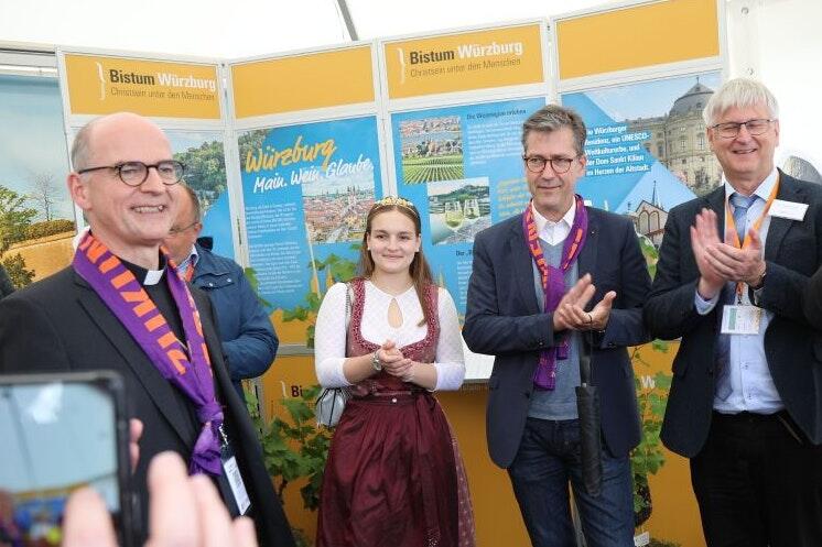 Am Stand des Bistums Würzburg beim Katholikentag in Erfurt (von links): Bischof Franz Jung, Weinprinzessin Vivien Leutner, Oberbürgermeister Christian Schuchardt und Diözesanratsvorsitzender Michael Wolf.