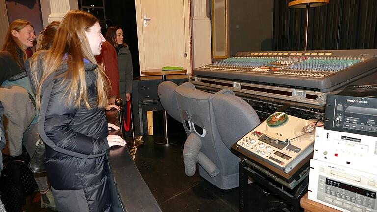 Erstmals konnte auch analoge und digitale Audiotechnik aus den Technikabteilungen des Theaters erstanden werden. Erstmals konnte auch analoge und digitale Audiotechnik aus den Technikabteilungen des Theaters erstanden werden.