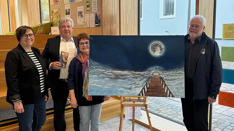 Bei der Eröffnung der Ausstellung (von links): Astrid Scherger (Koordinatorin), Stefan Zöller (Geschäftsführer), Monika Elsesser (Familienbegleiterin) und Bernhard Elsesser (Initiator).