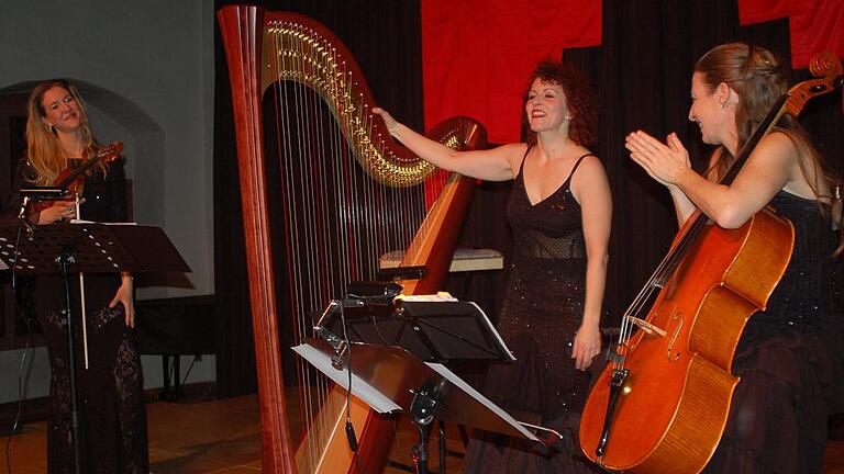 Wenn Zigeuner Tango tanzen       -  (amk)   Kul-Ture, der Kulturverein Zellingen, veranstaltet einen Sommerkonzertabend mit dem Trio &bdquo;Tres con Passion&ldquo; &ndash; Wenn Zigeuner Tango tanzen&ldquo; am Sonntag, 30. September. Drei Damen voller Leidenschaft und Lebenslust, drei Saiteninstrumente, hinreißend gespielt von Daniela Reimerts (Violine), Birgit Förstner (Cello) und Anne Kox-Schindelin (Harfe). Beginn ist um 19.30 Uhr; Einlass 19 Uhr im Pfarrheim Zellingen. Der Eintritt beinhaltet einen Sektempfang. Kartenvorverkauf ab sofort in der Drogerie Rohden, Kartenreservierung bei Sperber, ? (0 93 64) 8 17 76 47 und an der Abendkasse.