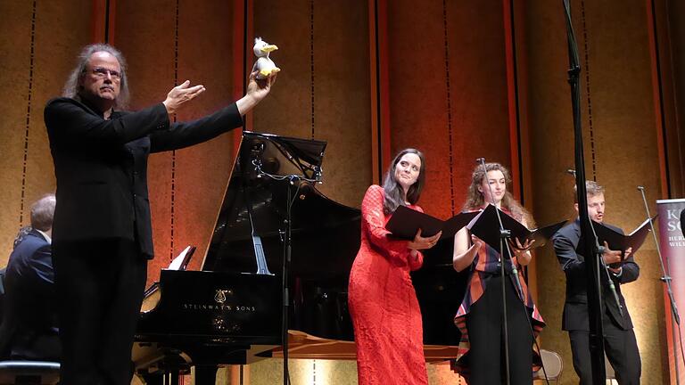 Nicht unbedingt der Vogel, den Brahms meinte: Steffen Schleiermacher mit Goldente sowie Caroline Melzer, Florence Losseau und Florian Habermann. Halb verdeckt Jan Philip Schulze. Fotos: Gerhild Ahnert       -  Nicht unbedingt der Vogel, den Brahms meinte: Steffen Schleiermacher mit Goldente sowie Caroline Melzer, Florence Losseau und Florian Habermann. Halb verdeckt Jan Philip Schulze. Fotos: Gerhild Ahnert