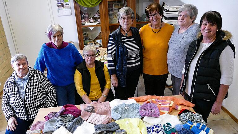 Das Foto zeigt die fleißigen Strickfrauen (von links) Marga Wander,  Katharina Kirschschlager,  Annemarie Klüpfel, Resi Gleiter, Alma Endres, Rosi Rügamer, Doris Ditterich.