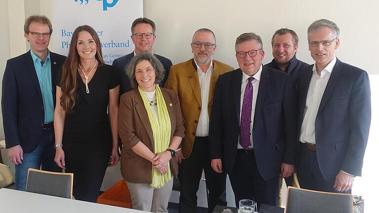 Bildungspolitisches Podiumsgespräch des Philologenverbands in Eibelstadt (von links): Tilo Hemmert (BPV), Maili Wagner (Freie Wähler), Kerstin Celina (Grüne), Peter Stegmann (BPV, Moderator), Helmut Kaltenhauser (FDP), Volkmar Halbleib (SPD), dahinter Benedikt Karl (BPV) und Michael Schwägerl, Landesvorsitzender des Bayerischen Philologeverbandes. Bildungspolitisches Podiumsgespräch des Philologenverbands in Eibelstadt (von links): Tilo Hemmert (BPV), Maili Wagner (Freie Wähler), Kerstin Celina (Grüne), Peter Stegmann (BPV, Moderator), Helmut Kaltenhauser (FDP), Volkmar Halbleib (SPD), dahinter Benedikt Karl (BPV) und Michael Schwägerl, Landesvorsitzender des Bayerischen Philologeverbandes.