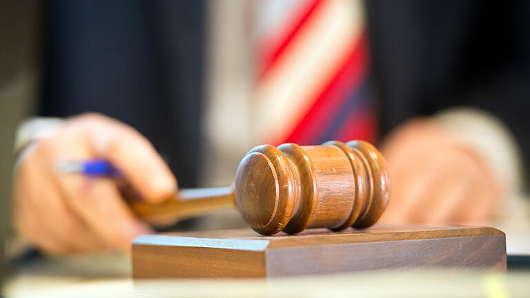 Weniger Arbeit für Gerichte mit Immobilien-Zwangsversteigerungen       -  ARCHIV - 06.03.2015, Baden-Württemberg, Stuttgart: Ein Auktionator hält in einem Auktionshaus während einer Versteigerung einen Hammer in der Hand. (zu dpa «Weniger Arbeit für Gerichte mit Immobilien-Zwangsversteigerungen») Foto: Daniel Naupold/dpa +++ dpa-Bildfunk +++ | Verwendung weltweit