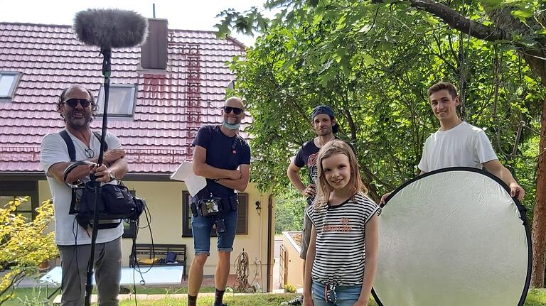 Leni Mergler mit dem Kamerateam im heimischen Garten in Hafenlohr.