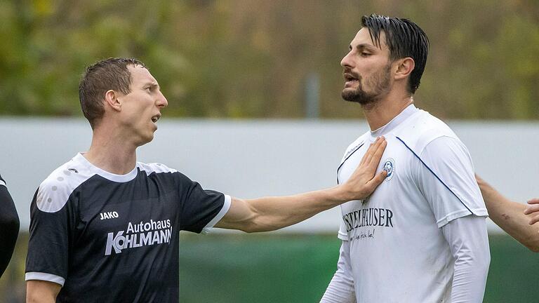 Eine Szene vom letzten Liga-Duell zwischen dem Würzburger FV und dem TSV Karlburg am 2. November 2019, das der WFV mit 3:1 gewann: Sebastian Fries (links), spielender Co-Trainer des TSV, und sein Kontrahent Cristian Alexandru Dan in angeregter Diskussion. Eine Szene vom letzten Liga-Duell zwischen dem Würzburger FV und dem TSV Karlburg am 2. November 2019, das der WFV mit 3:1 gewann: Sebastian Fries (links), spielender Co-Trainer des TSV, und sein Kontrahent Cristian Alexandru Dan in angeregter Diskussion.