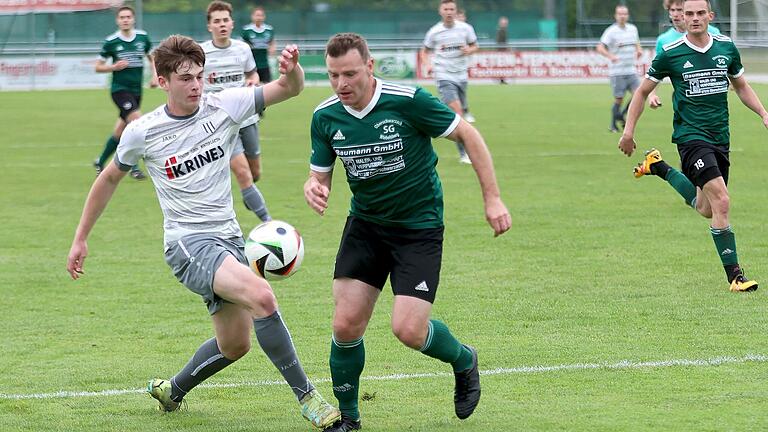 Alexander Greß (Mitte, hier gegen Sands Lars Stussak) trifft mit dem SV-DJK Oberschwarzach in der Landesliga-Relegation auf den TSV Gochsheim.