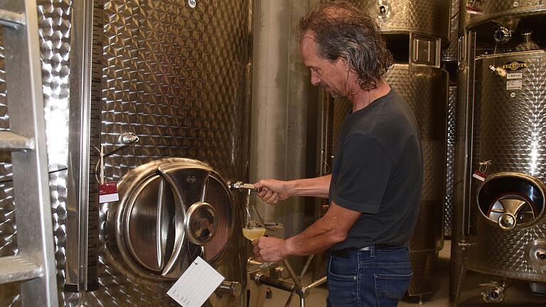 Olaf Stintzing ist für den Weinausbau in der Winzerhalle zuständig. Olaf Stintzing ist für den Weinausbau in der Winzerhalle zuständig.