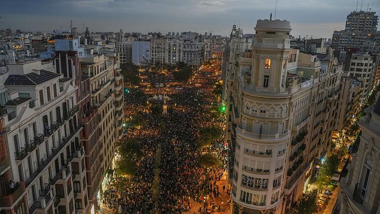 Nach den Überschwemmungen in Spanien       -  Im Stadtzentrum von Valencia kamen rund 130.000 Menschen zusammen um gegen die ihrer Ansicht nach nur schleppend angelaufene Hilfe zu protestieren.