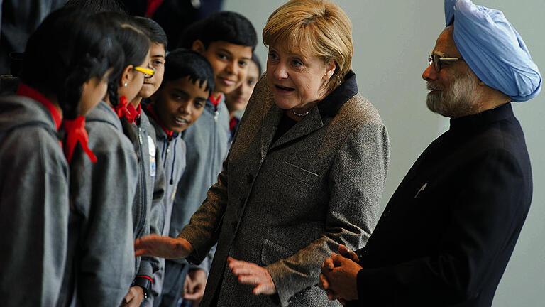 Indien zu Gast in Berlin       -  Bundeskanzlerin Angela Merkel und der indische Premierminister Manmohan Singh unterhalten sich im Kanzleramt in Berlin mit Schülern einer indischen Schulklasse. Indien mit seinen 1,2 Milliarden Einwohnern gehört für Deutschland zu den wichtigen strategischen Partnern. Deshalb gab es erstmals Regierungskonsultationen in Berlin.