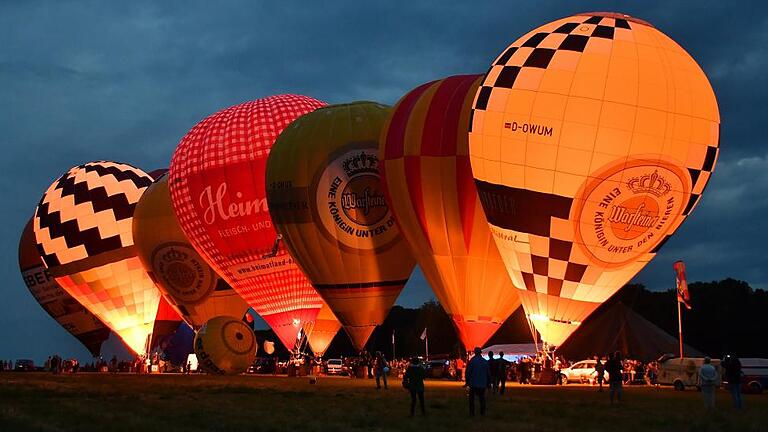 Zumindest optisch war das Ballonglühen der Höhepunkt des 2. Fränkischen Paraballooning auf dem Gelände des Fallschirmsportclubs Oberhausen. Zumindest optisch war das Ballonglühen der Höhepunkt des 2. Fränkischen Paraballooning auf dem Gelände des Fallschirmsportclubs Oberhausen.