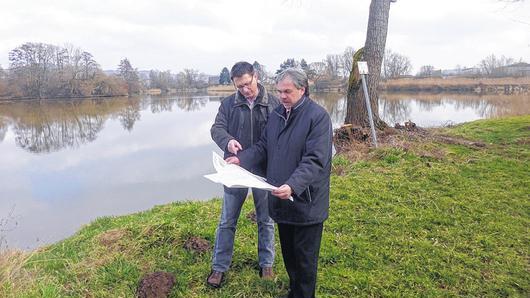 Bürgermeister Bernhard Ruß (rechts) und Heimatforscher Mark Werner (links) vor dem Panorama der Flur Aschwinge bzw. was von ihr nach dem Sand- und Kiesabbau der letzten Jahrzehnte übriggeblieben ist.