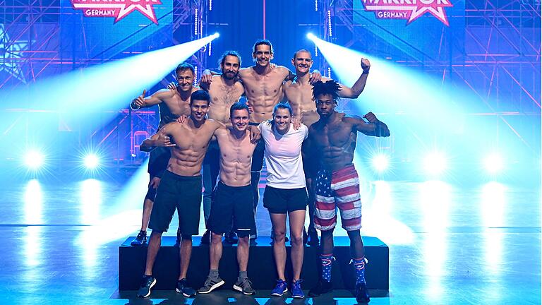 Darf sich mit anderen Athleten über den Einzug ins Halbfinale von Ninja Warrior Germany freuen: Der Bad Neustädter Handballer Gary Hines (vordere Reihe, Erster von rechts).&nbsp;