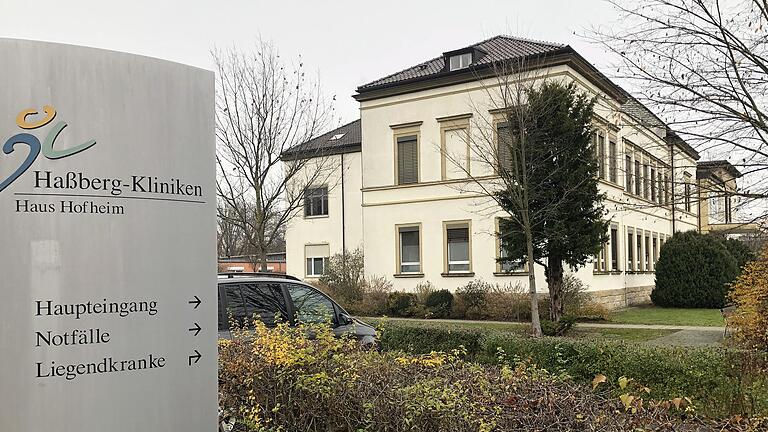 Hier stimmt nur noch das mit dem Haupteingang. Das Haus Hofheim der Haßberg-Kliniken gibt es nicht mehr. Das alte Krankenhaus verwandelt sich zum Ärztehaus und Behördenstandort.