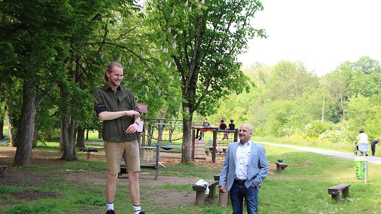 Jugendreferent Adrian Bier testet im Beisein von Bürgermeister Michael Kastl die neue Drehscheibe auf dem Jörgentorspielplatz. Im Hintergrund sind Kinder auf dem neuen Klettergerüst zu sehen. Foto: Thomas Malz       -  Jugendreferent Adrian Bier testet im Beisein von Bürgermeister Michael Kastl die neue Drehscheibe auf dem Jörgentorspielplatz. Im Hintergrund sind Kinder auf dem neuen Klettergerüst zu sehen. Foto: Thomas Malz