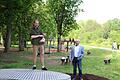 Jugendreferent Adrian Bier testet im Beisein von Bürgermeister Michael Kastl die neue Drehscheibe auf dem Jörgentorspielplatz. Im Hintergrund sind Kinder auf dem neuen Klettergerüst zu sehen. Foto: Thomas Malz       -  Jugendreferent Adrian Bier testet im Beisein von Bürgermeister Michael Kastl die neue Drehscheibe auf dem Jörgentorspielplatz. Im Hintergrund sind Kinder auf dem neuen Klettergerüst zu sehen. Foto: Thomas Malz