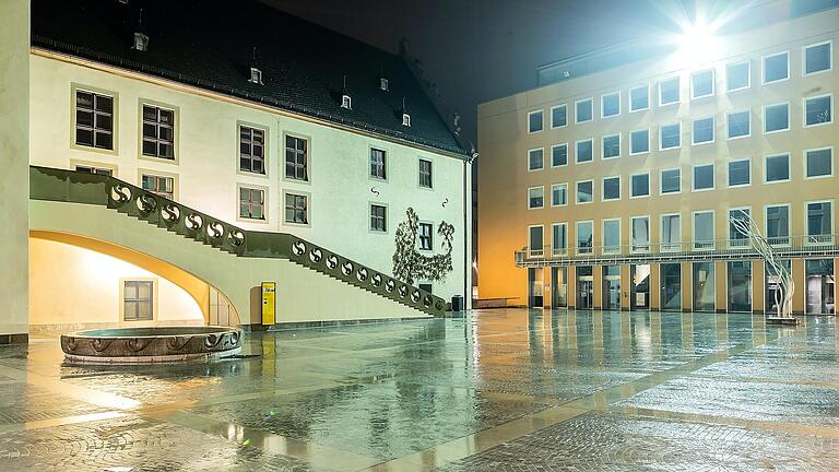 Der Rathausinnenhof in Schweinfurt bei Nacht. Die Stimmung bei Teilen der&nbsp; Verwaltungsmitarbeiter ist derzeit nicht gut. Gesamtpersonalratsvorsitzender Christof Klingler hat kürzlich den Oberbürgermeister wegen dessen Personalpolitik stark kritisiert.