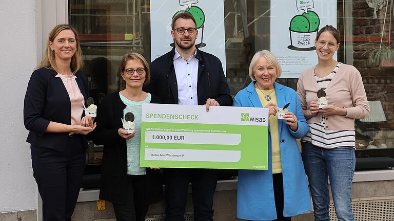 Im Bild: (von links) Judith Jörg, Bürgermeisterin der Stadt Würzburg, Marion Gut, erste Vorsitzende der Kultur-Tafel-Würzburg, Wisag-Geschäftsführer Lucas Weygand, Irmgard Gülsdorff, zweite Vorsitzende der Kultur-Tafel und Casa-Geschäftsführerin Theresa Belz.