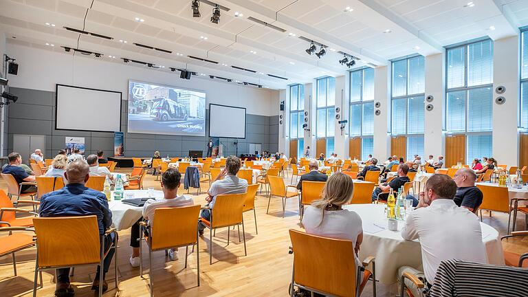 Im Kongresszentrum auf der Schweinfurter Maininsel fand am 26. Juni das vierte Schweinfurter Zukunftsforum unter dem Motto 'Cyber-Security und Digital Trust – Kritische Erfolgsfaktoren der Transformation' statt. Im Kongresszentrum auf der Schweinfurter Maininsel fand am 26. Juni das vierte Schweinfurter Zukunftsforum unter dem Motto 'Cyber-Security und Digital Trust – Kritische Erfolgsfaktoren der Transformation' statt.