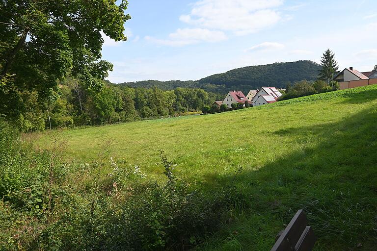 Hier werden schon bald Einfamilienhäuser stehen: Das Areal des Baugebietes Setzbach. Ursprünglich war das Gelände als Erweiterungsfläche für den Hainfriedhof gedacht. Hier werden schon bald Einfamilienhäuser stehen: Das Areal des Baugebietes Setzbach. Ursprünglich war das Gelände als Erweiterungsfläche für den Hainfriedhof gedacht.