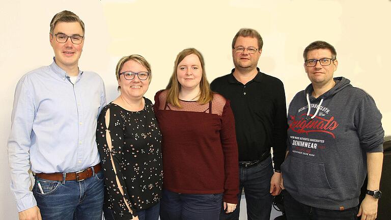 Neuwahlen standen beim Musikverein Oerlenbach  an (von links): Vorsitzender Hubert Kuhn,  stellvertretende Vorsitzende Martina Straub, Schriftführerin Franziska  Distler, Kassier Andreas Kiesel und der Geschäftsführer der  Trachtenkapelle, Marcel Distler. Foto: Dieter Britz       -  Neuwahlen standen beim Musikverein Oerlenbach  an (von links): Vorsitzender Hubert Kuhn,  stellvertretende Vorsitzende Martina Straub, Schriftführerin Franziska  Distler, Kassier Andreas Kiesel und der Geschäftsführer der  Trachtenkapelle, Marcel Distler. Foto: Dieter Britz