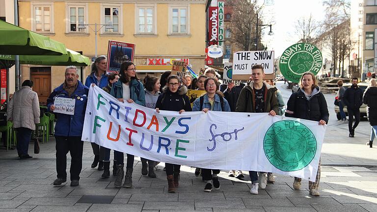 Am Freitagnachmittag demonstrierten Jugendliche, Eltern und Großeltern in Schweinfurt erneut für eine bessere Klimapolitik.&nbsp;