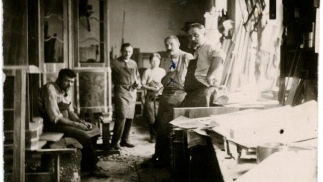 So sah es 1927 in der ursprünglichen Werkstatt der Schreinerei Hein in der Schweinfurter Straße in Würzburg aus. So sah es 1927 in der ursprünglichen Werkstatt der Schreinerei Hein in der Schweinfurter Straße in Würzburg aus.