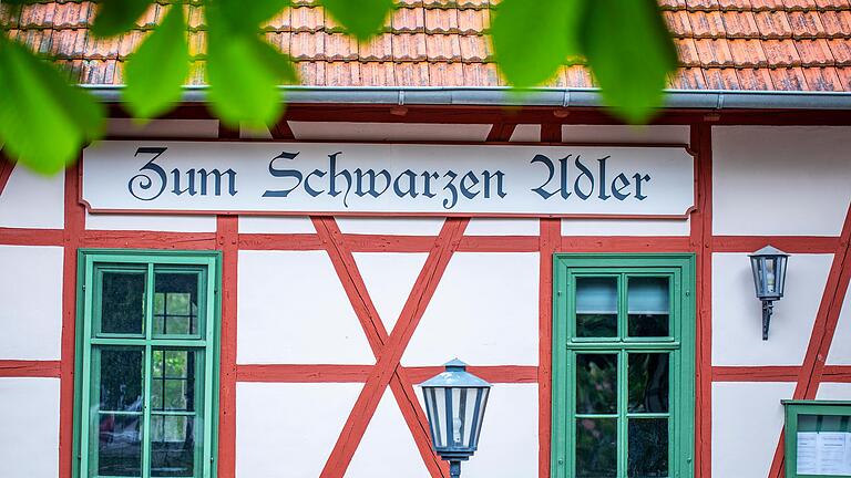 Ein Jahr stand der Museumsgasthof 'Zum Schwarzen Adler' leer. Seit April hat der Würzburger Attila Schröder die Gastronomie übernommen und bietet deutsche und ungarische Gerichte an.