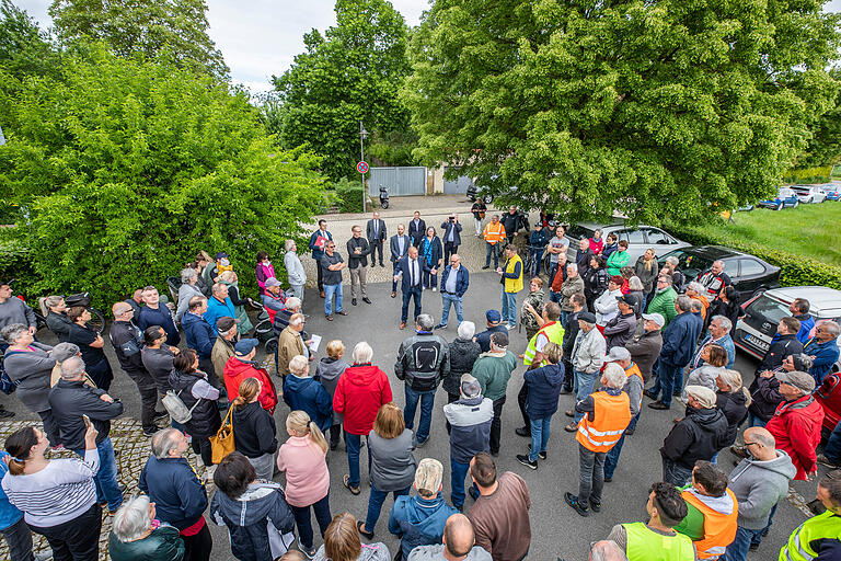 Gut 150 Bürgerinnen und Bürger waren am Mittwochmittag nach Fährbrück gekommen, um eine Bürgerbeteiligung bei der Entscheidung über die Zukunft des Klosters zu fordern.