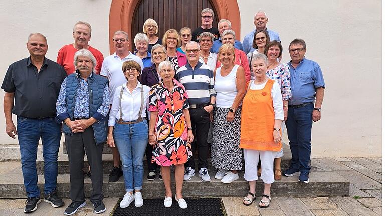 Schwelgten für Stunden in Erinnerungen mit ihrem langjährigen Klassenlehrer Peter Klitzner (mit gestreiften Hemd vorne Mitte):  die Schülerinnen und Schüler der „Pfarrsaal-Bühne“ Marktsteinach.