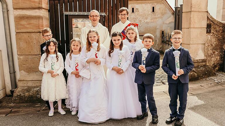 Die Oberthereser Erstkommunionkinder mit Pfarrer Lutz und Diakon Nowak.