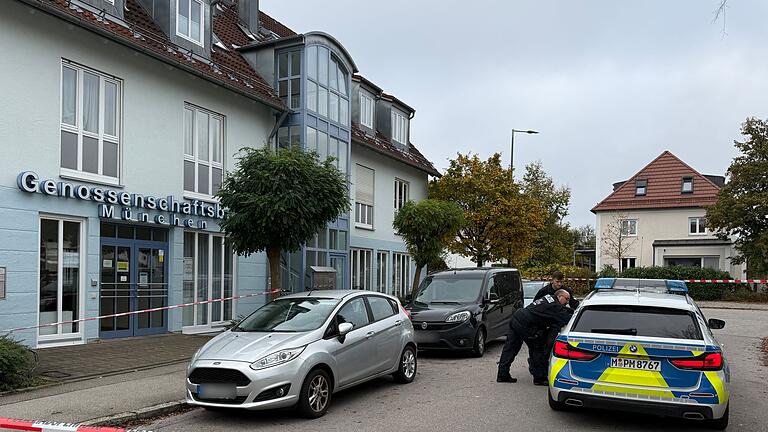 Banküberfall in München - Täter auf der Flucht       -  Bei einem Banküberfall ist eine Angestellte verletzt worden.