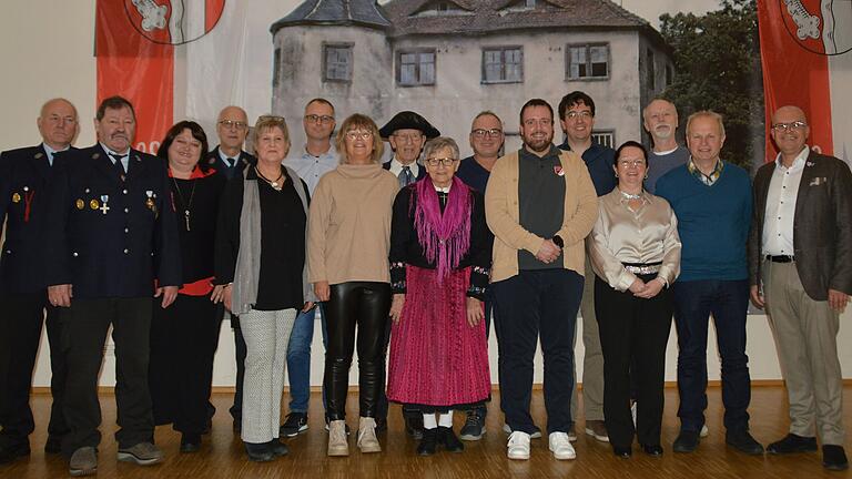 Ehrenamtlich engagierte Personen und erfolgreiche Sportlerinnen und Sportler wurden von Bürgermeister Volker Hemrich bei der Jahresschlusssitzung der Gemeinde Urspringen geehrt.