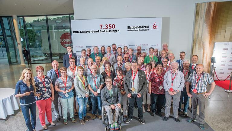 Der Kreisverband Bad Kissingen zeichnete sich mit 77 Spendern und einer Gesamtzahl von 7350 Blutspenden aus. Im Bild sind alle anwesenden Geehrten mit den beiden Blutspendebotschaftern Gela Allmann und Felix Brunner sowie den Funktionären des BSD und des Kreisverbands. Stefanie Sklarzik/BSD       -  Der Kreisverband Bad Kissingen zeichnete sich mit 77 Spendern und einer Gesamtzahl von 7350 Blutspenden aus. Im Bild sind alle anwesenden Geehrten mit den beiden Blutspendebotschaftern Gela Allmann und Felix Brunner sowie den Funktionären des BSD und des Kreisverbands. Stefanie Sklarzik/BSD