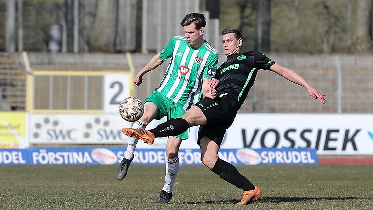 Freute sich über das Vertrauen von Tobias Strobl: Nicolas Pfarr (links), hier gegen Oliver Gonnert (SC Eltersdorf).