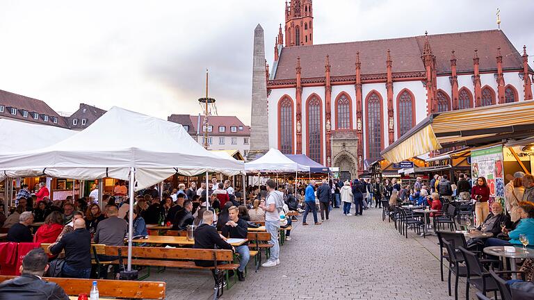 Bei der Eröffnung des Weindorfs in Würzburg war das Wetter noch gut. Für das Wochenende ist jetzt Dauerregen angesagt. Bei der Eröffnung des Weindorfs in Würzburg war das Wetter noch gut. Für das Wochenende ist jetzt Dauerregen angesagt.