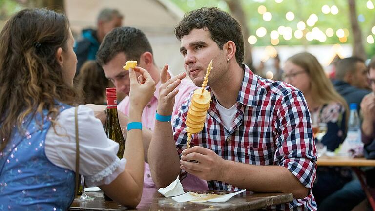 Eine große Auswahl an Essen gibt es beim Volkacher Weinfest.