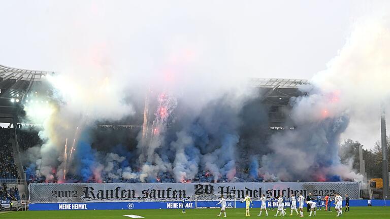 Karlsruher SC - FC St. Pauli       -  Auslöser des Themas: Am 12. November 2022 sorgt eine Pyro-Aktion Karlsruher Ultras im Wildpark für mehrere Verletzte durch Rauchgas.