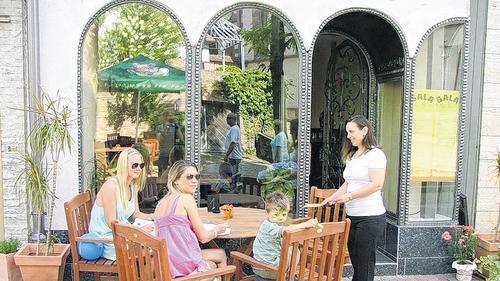 Vom Musikstudium zum eigenen Bistro: Die gebürtige Ukrainerin Gala Donschowa (rechts) führt Regie im &bdquo;Gala Stadt-Bistro&ldquo;.