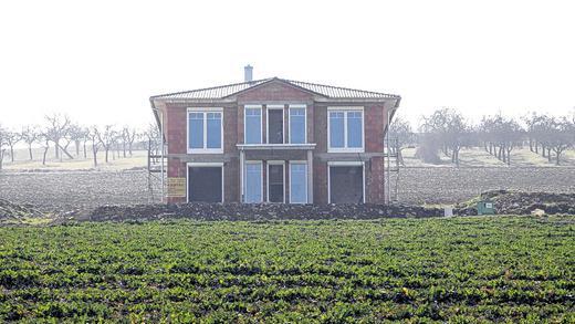 Als sonstiges Vorhaben im Außenbereich genehmigt: Im ehemaligen Landschaftsschutzgebiet in Tauberrettersheim baut die Tochter von Bürgermeister Hermann Öchsner ein Wohnhaus mit Pferdestall.